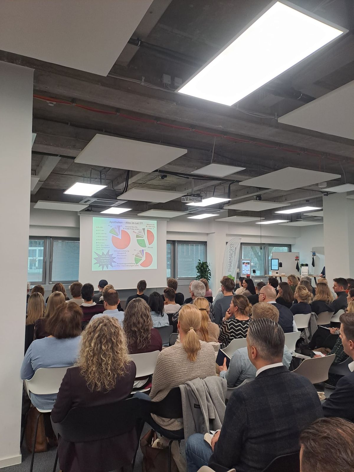 Publikum während der Keynote von Prof. Dr. Reinhard Herzog